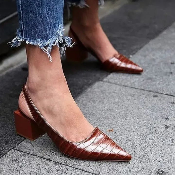 Puntige slingback pumps met blokhak - Vivienne